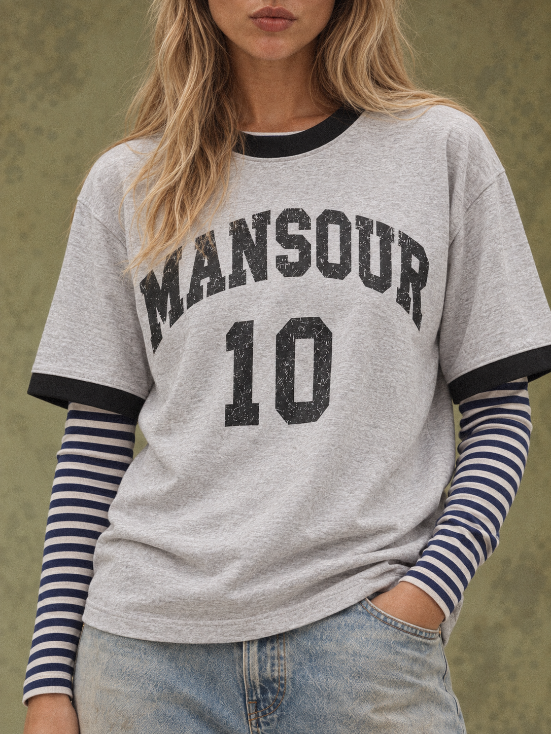 College 10 Ringer T-shirt Grey d'Art. Department, porté par un mannequin, gros plan