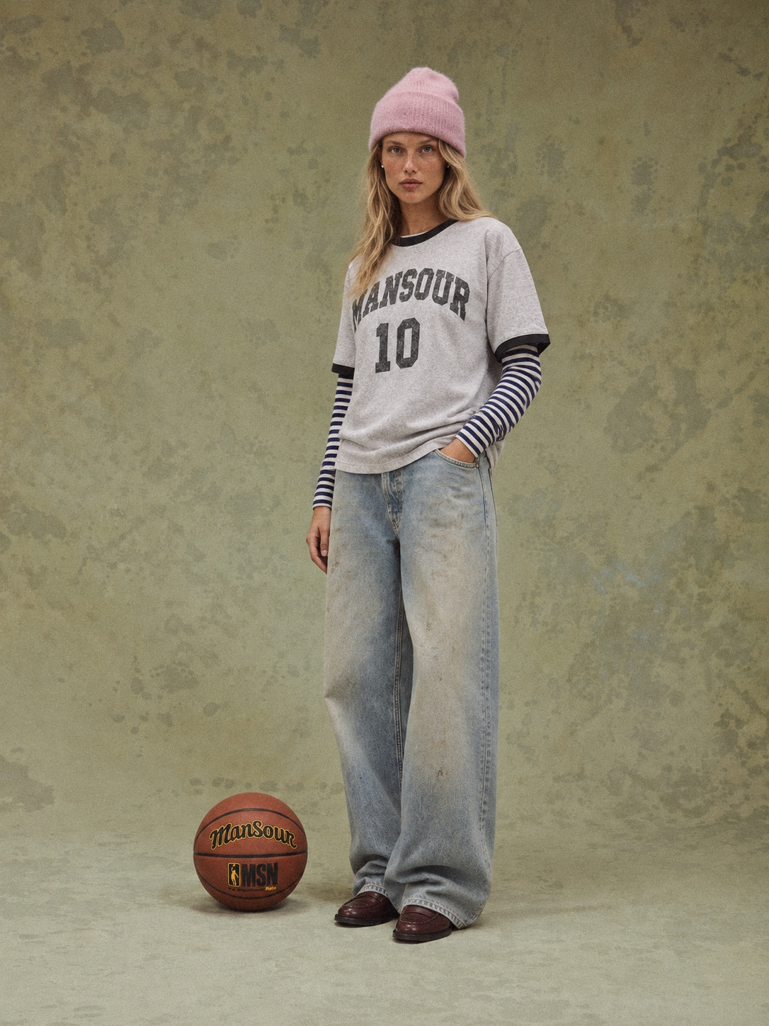 College 10 Ringer T-shirt Grey d'Art. Department, porté par un mannequin