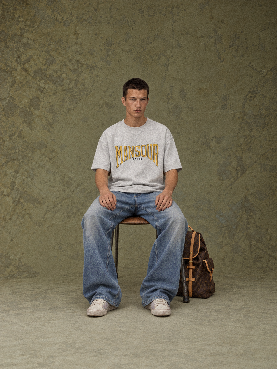 Cracked Print T-shirt Grey Melange van Art. Department, gedragen door model