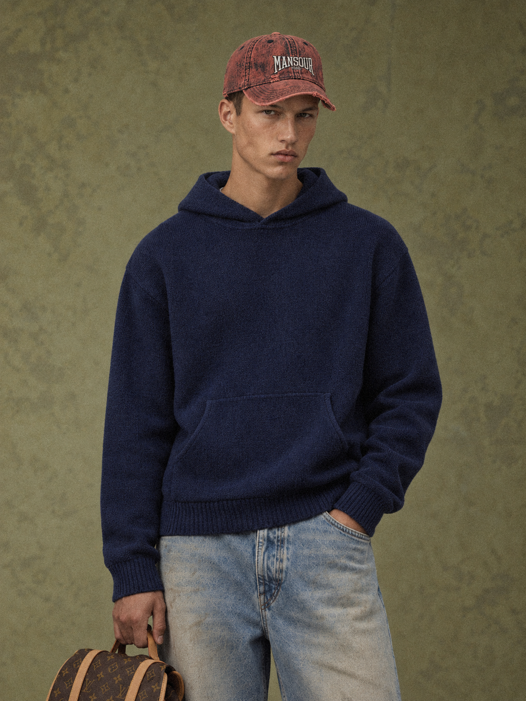 Denim Cap Purple Washed d'Art. Department, porté par un mannequin