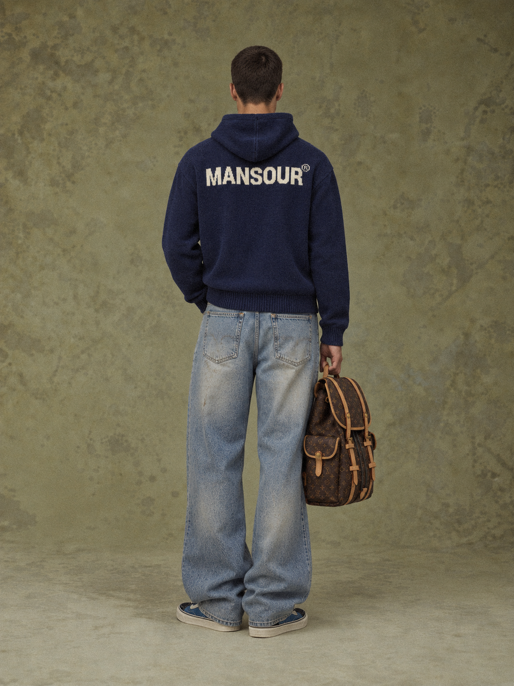 Knitted Logo Hoodie Dark Navy von Art. Department, am Model, Rückansicht