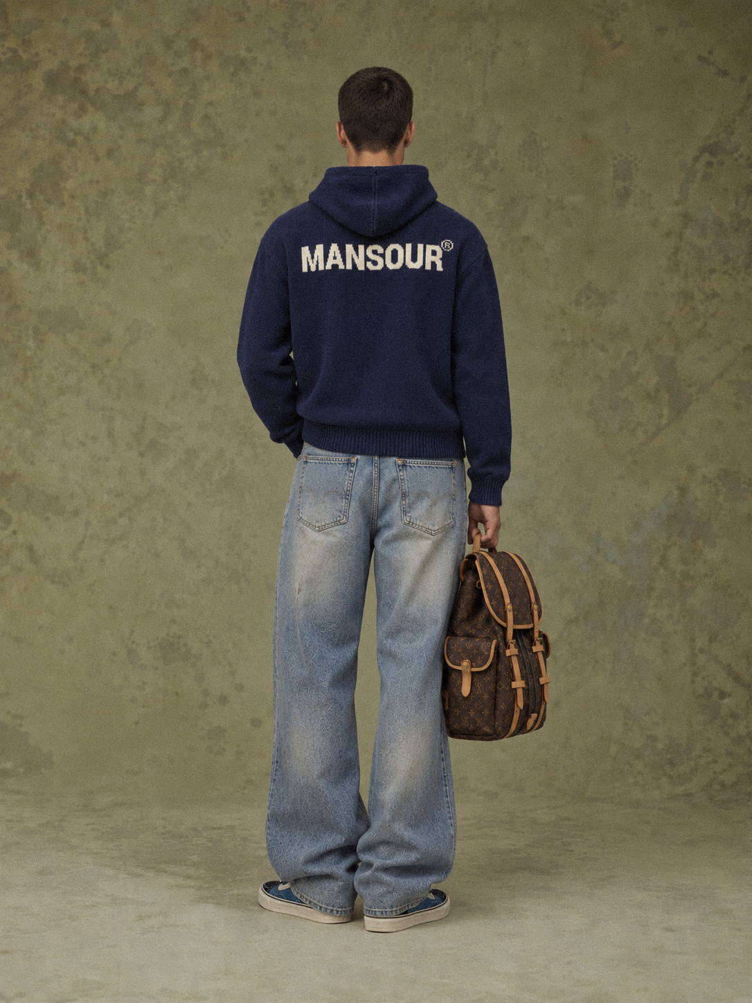 Knitted Logo Hoodie Dark Navy von Art. Department, am Model, Rückansicht