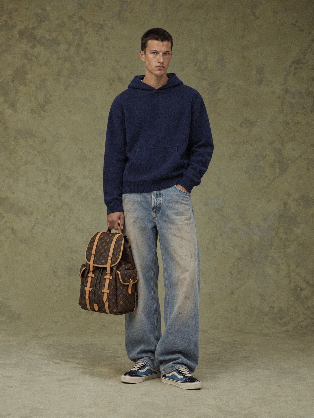 Knitted Logo Hoodie Dark Navy von Art. Department, am Model