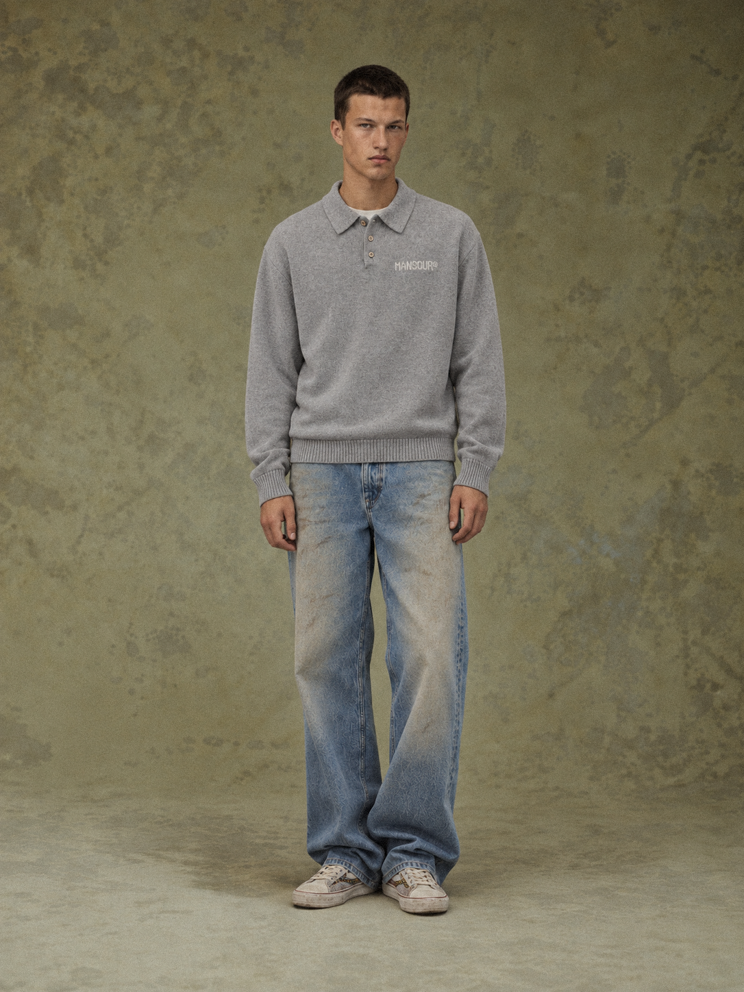 Knitted Longsleeve Polo Grey d'Art. Department, porté par un mannequin, en pied