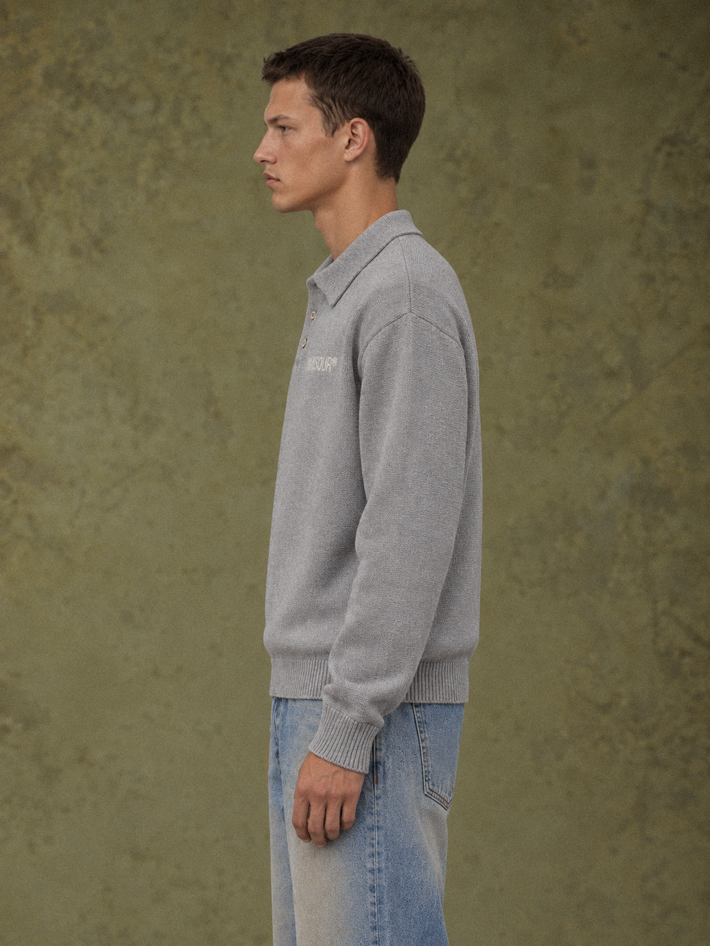 Knitted Longsleeve Polo Grey d'Art. Department, porté par un mannequin, vue de profil