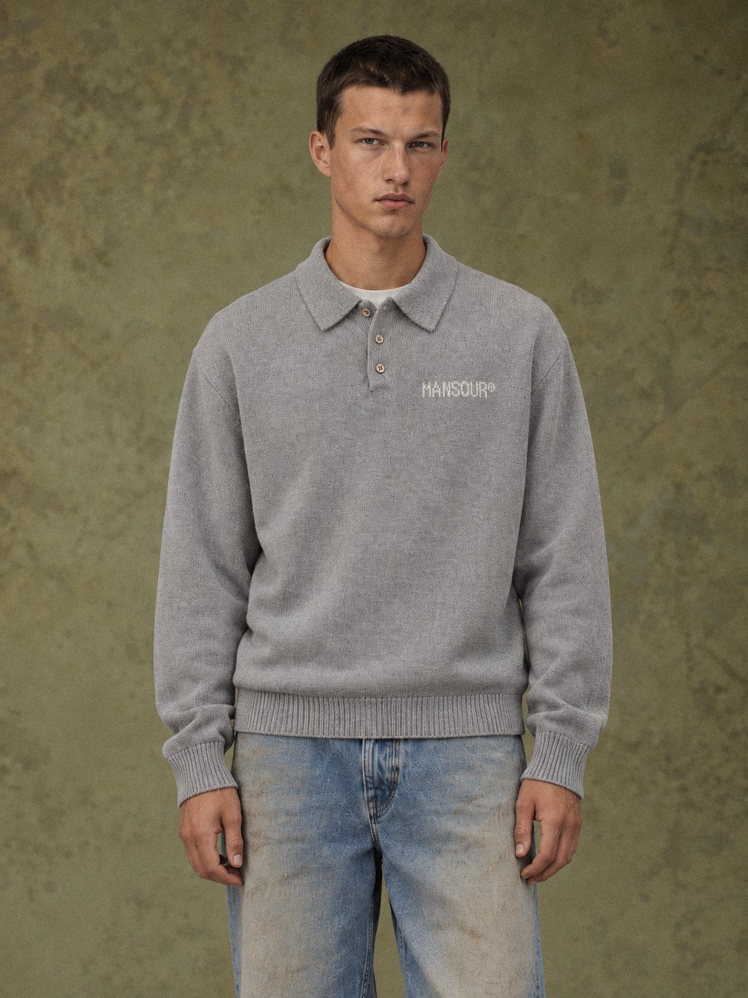 Knitted Longsleeve Polo Grey d'Art. Department, porté par un mannequin