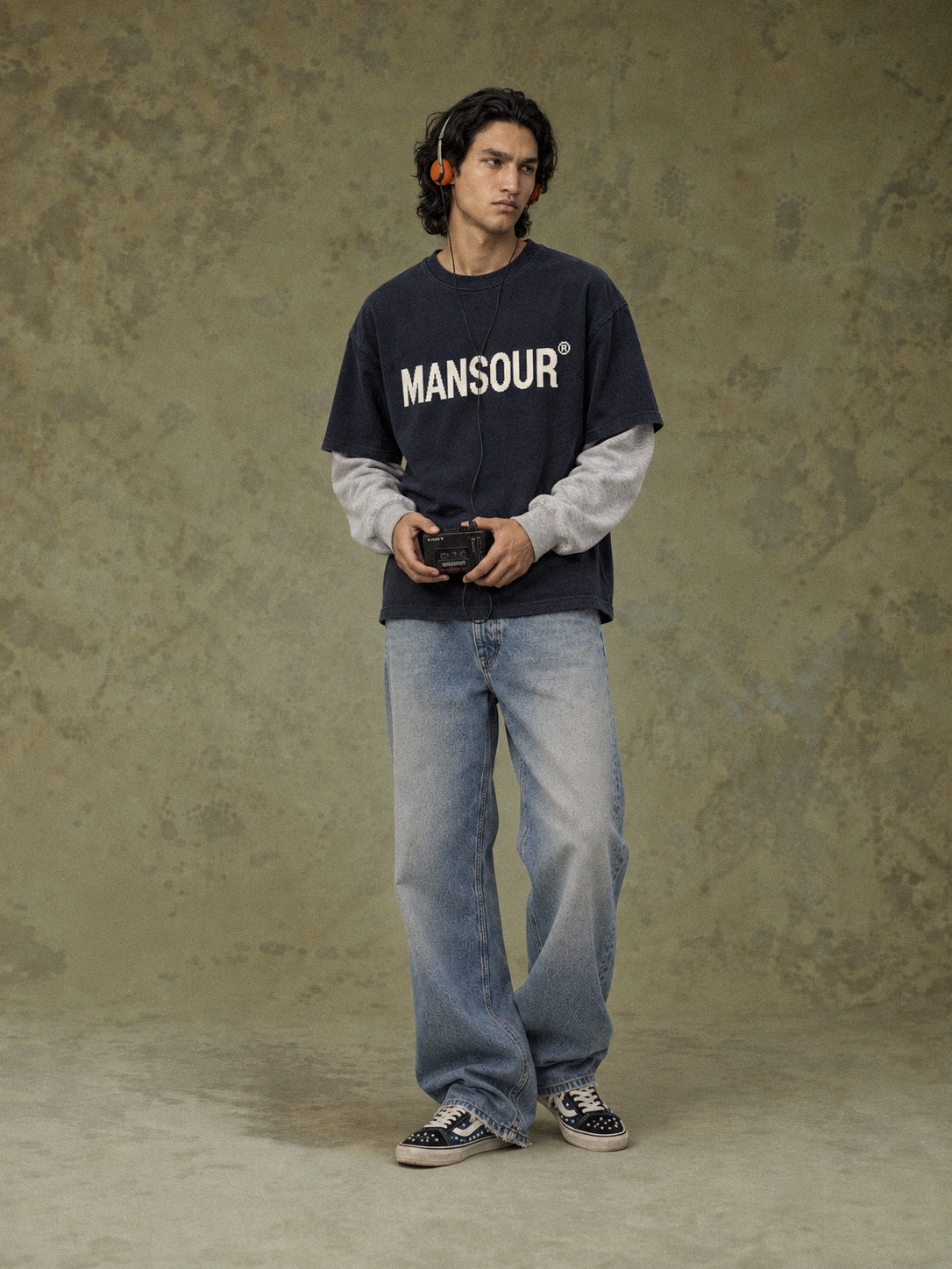 Layered Longsleeve Navy/Grey von Art. Department, am Model
