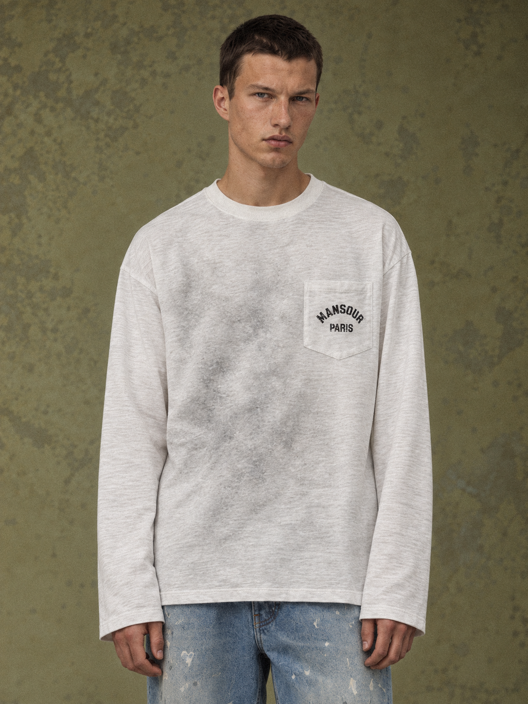 Pocket Longsleeve Off White van Art. Department, gedragen door model, close-up