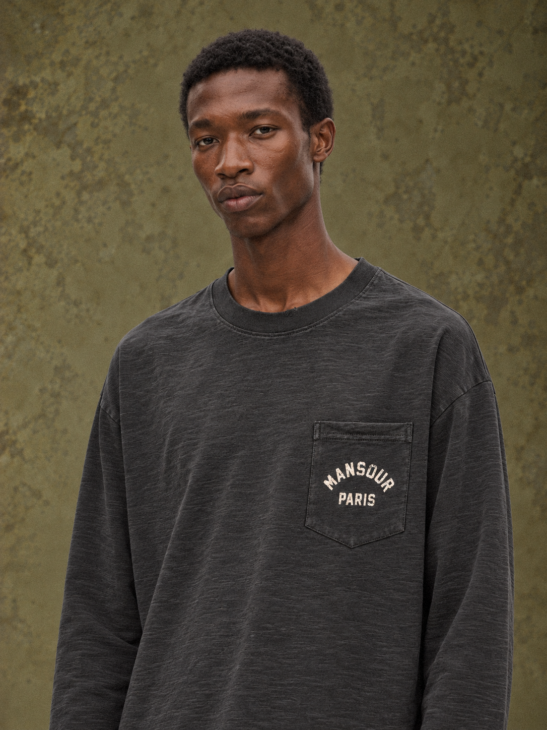 Pocket Longsleeve Sprayed Black von Art. Department, am Model, Nahaufnahme