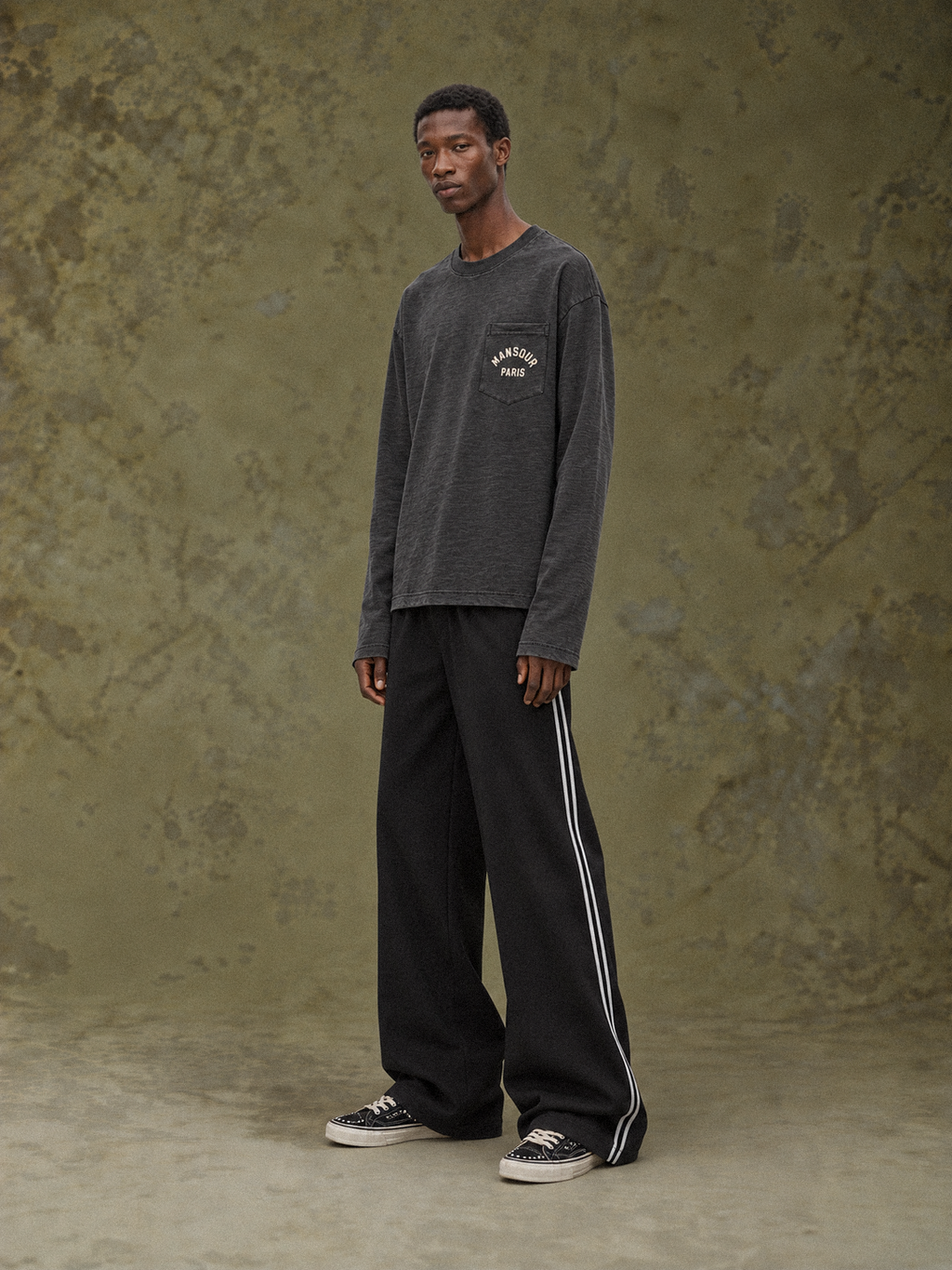 Pocket Longsleeve Sprayed Black von Art. Department, am Model
