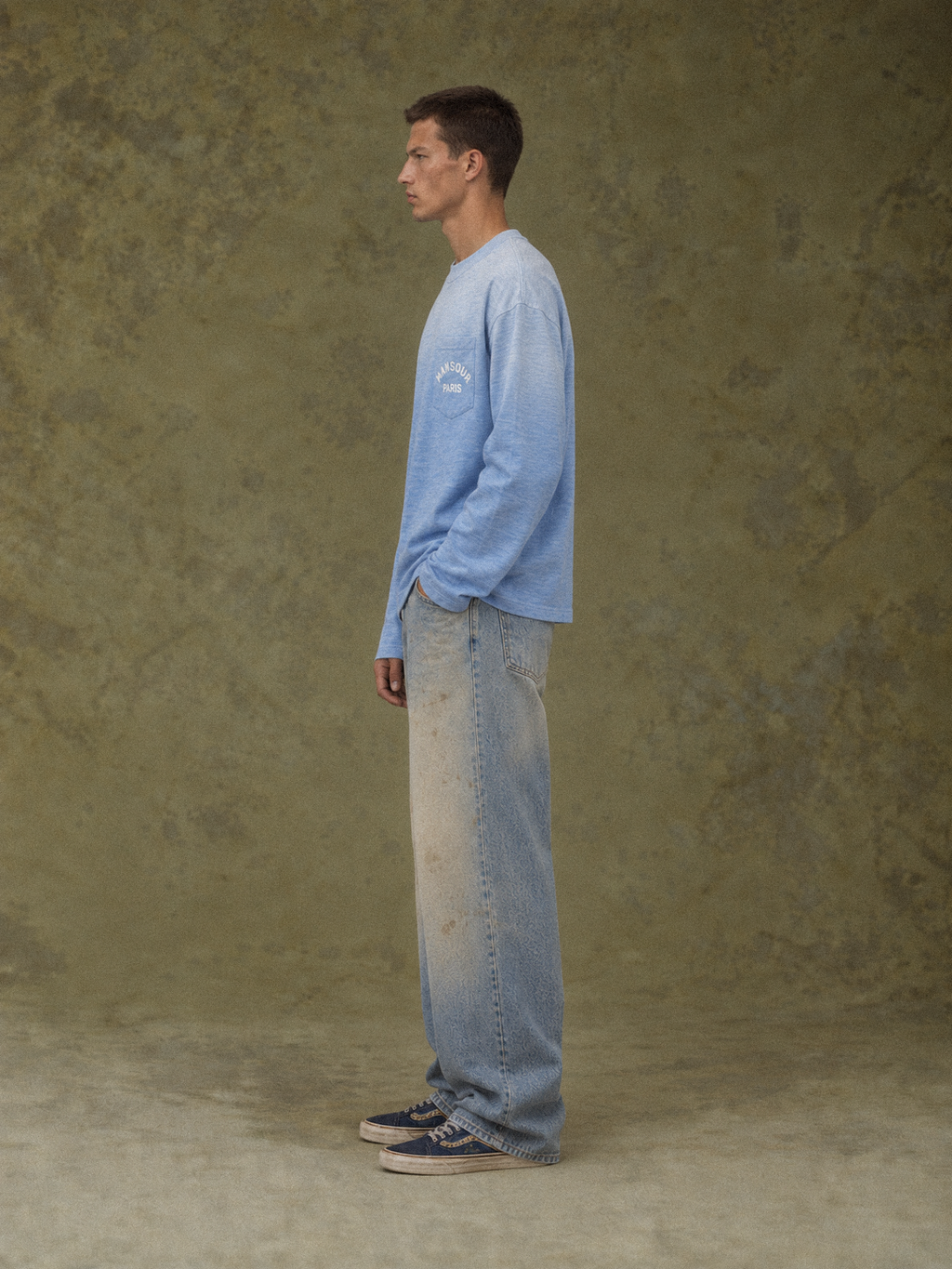 Pocket Longsleeve Sprayed Blue von Art. Department, am Model, Seitenansicht