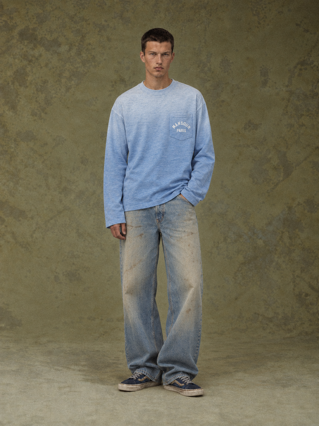 Pocket Longsleeve Sprayed Blue von Art. Department, am Model