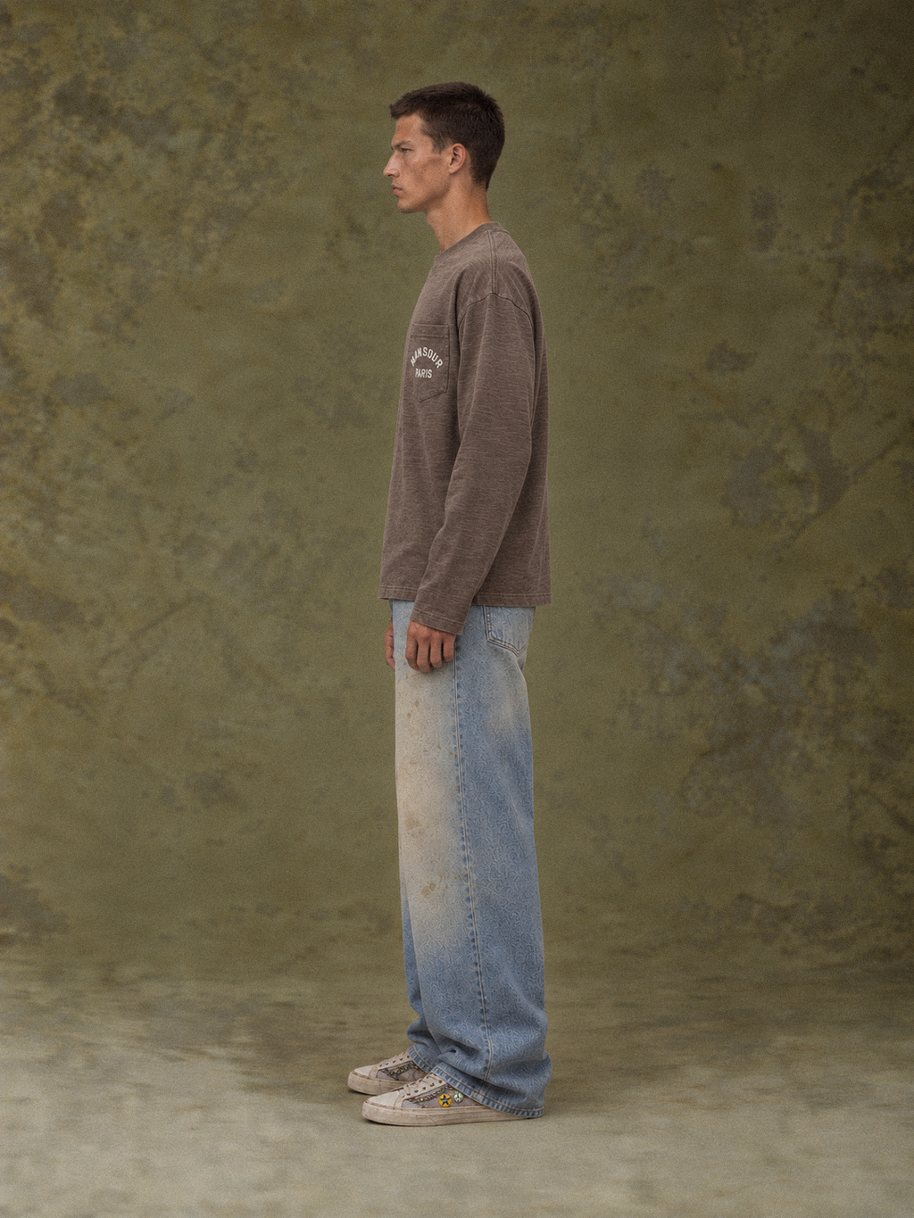 Pocket Longsleeve Sprayed Brown van Art. Department, gedragen door model, zijkant