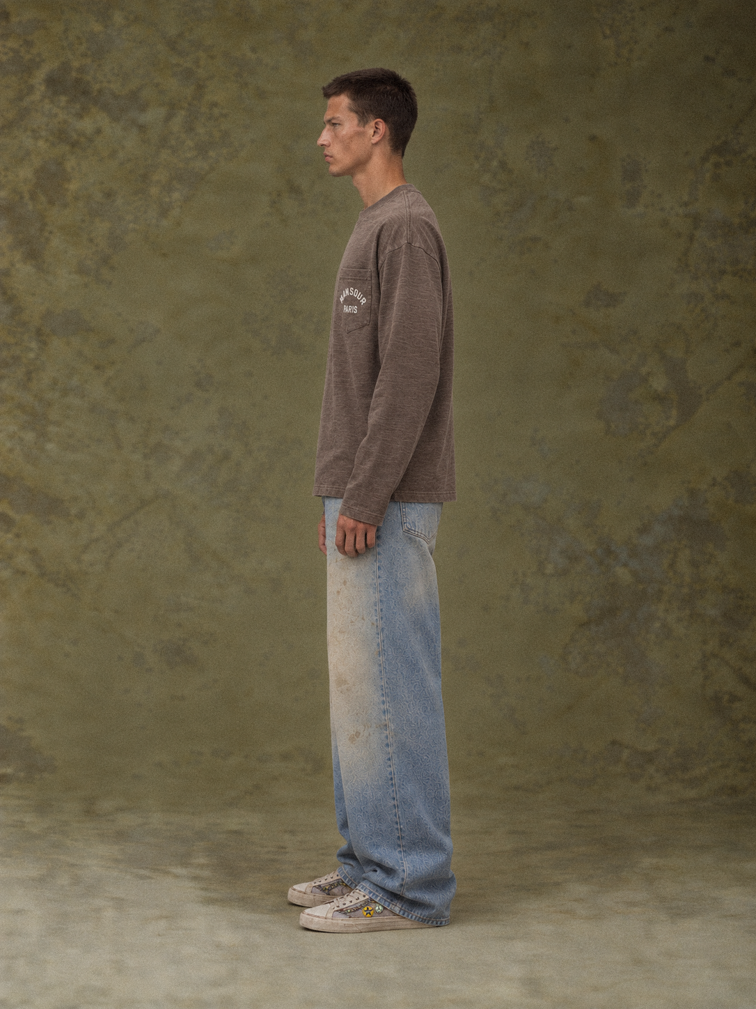 Pocket Longsleeve Sprayed Brown van Art. Department, gedragen door model, zijkant