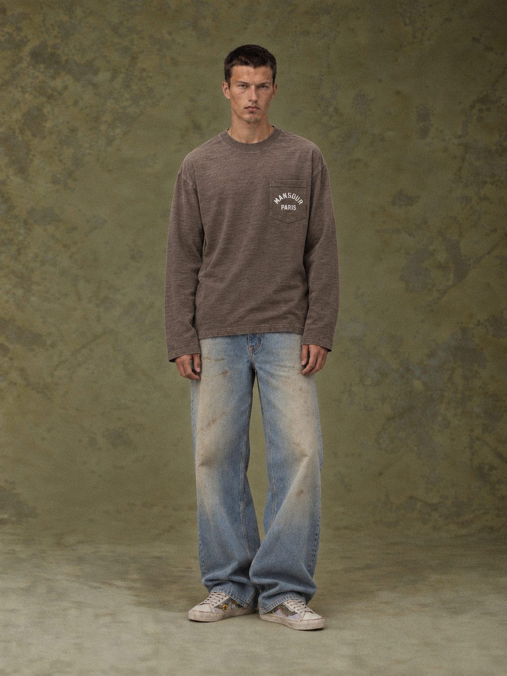 Pocket Longsleeve Sprayed Brown van Art. Department, gedragen door model