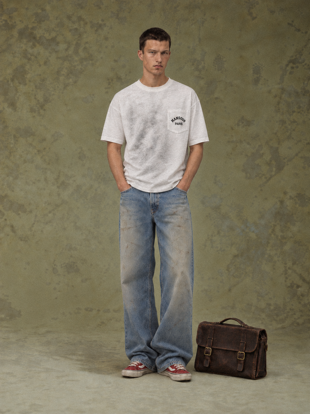 Pocket T-shirt Sprayed White von Art. Department, am Model
