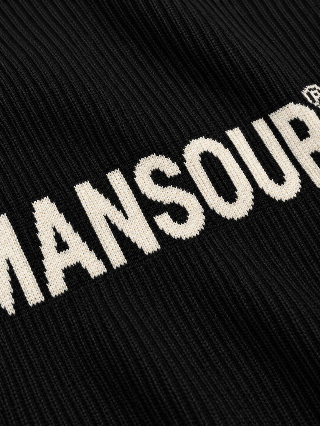 Ribbed Logo Sweater Black d'Art. Department, détail du logo