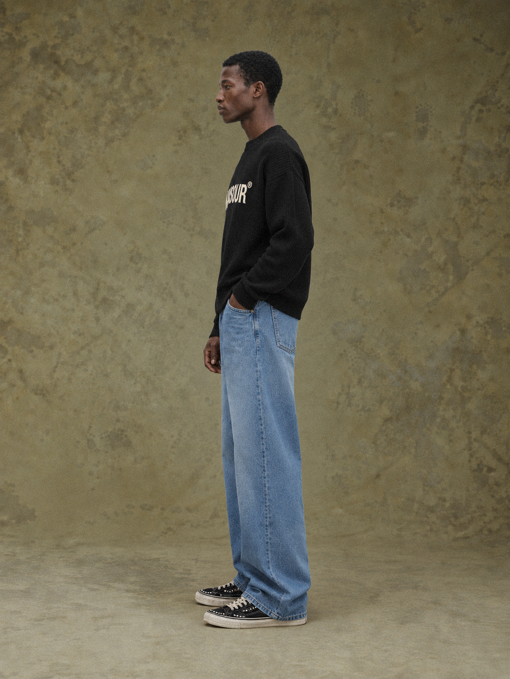 Ribbed Logo Sweater Black d'Art. Department, porté par un mannequin, vue de profil