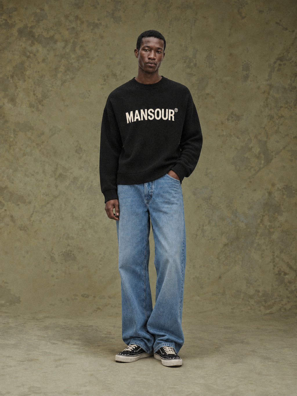 Ribbed Logo Sweater Black d'Art. Department, porté par un mannequin