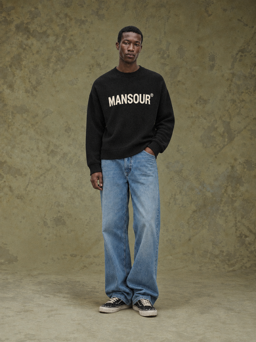 Ribbed Logo Sweater Black d'Art. Department, porté par un mannequin