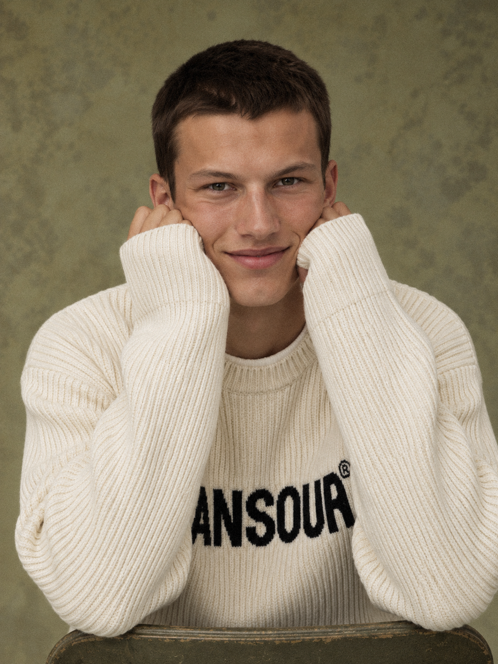 Ribbed Logo Sweater Off White von Art. Department, am Model, Nahaufnahme
