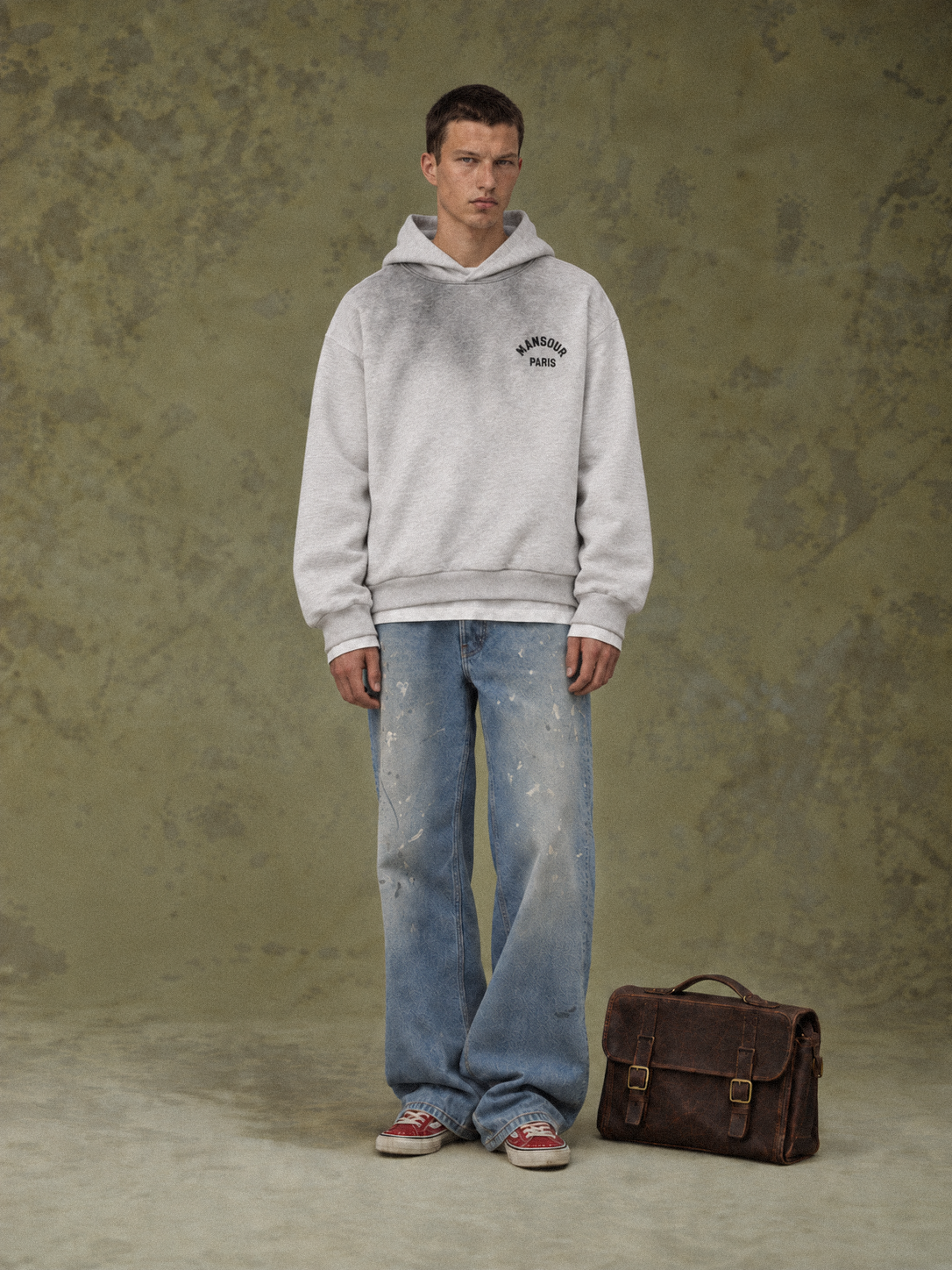 Sprayed Hoodie Athletic Heather d'Art. Department, porté par un mannequin