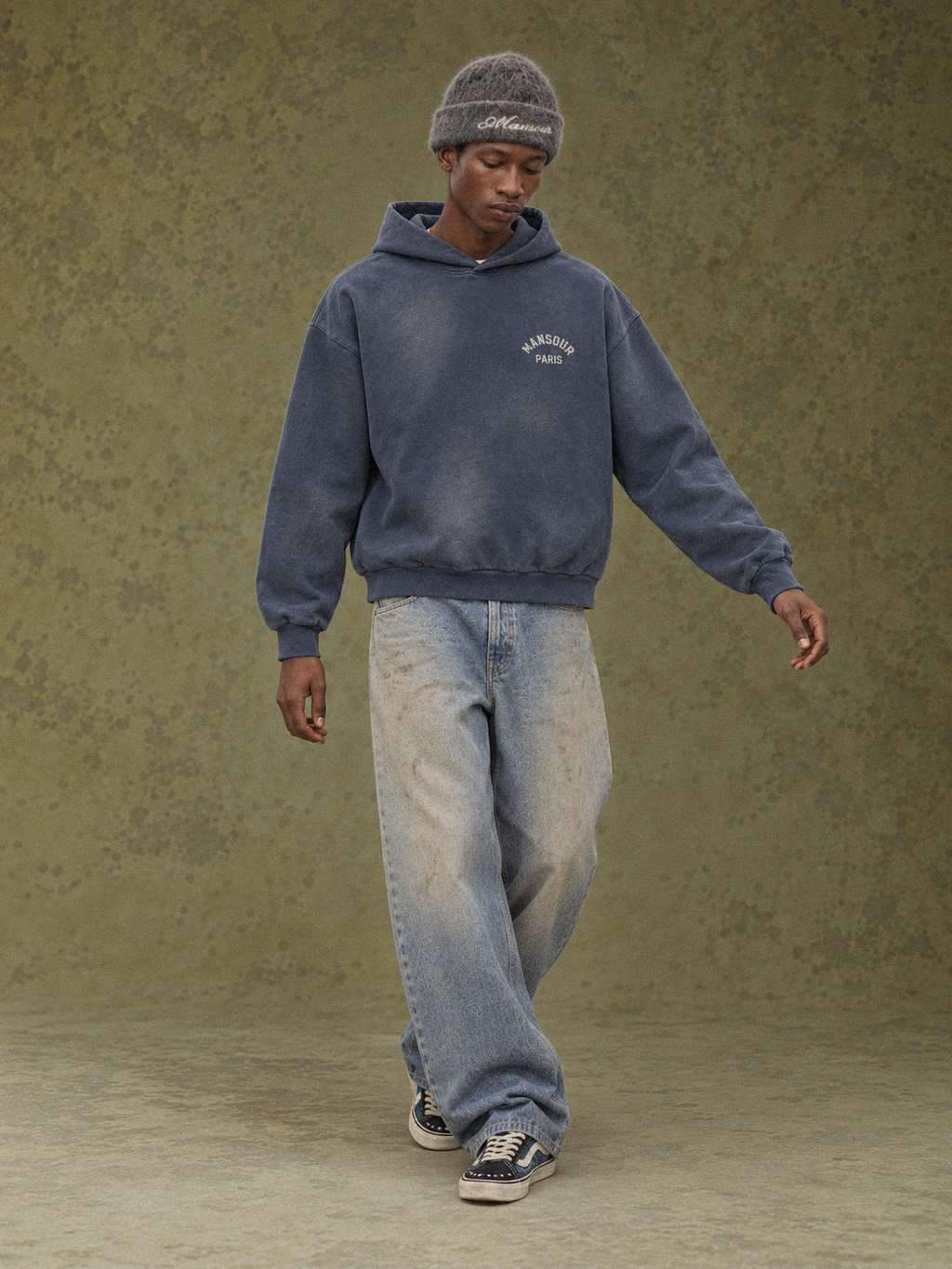 Sprayed Hoodie Blue von Art. Department, am Model