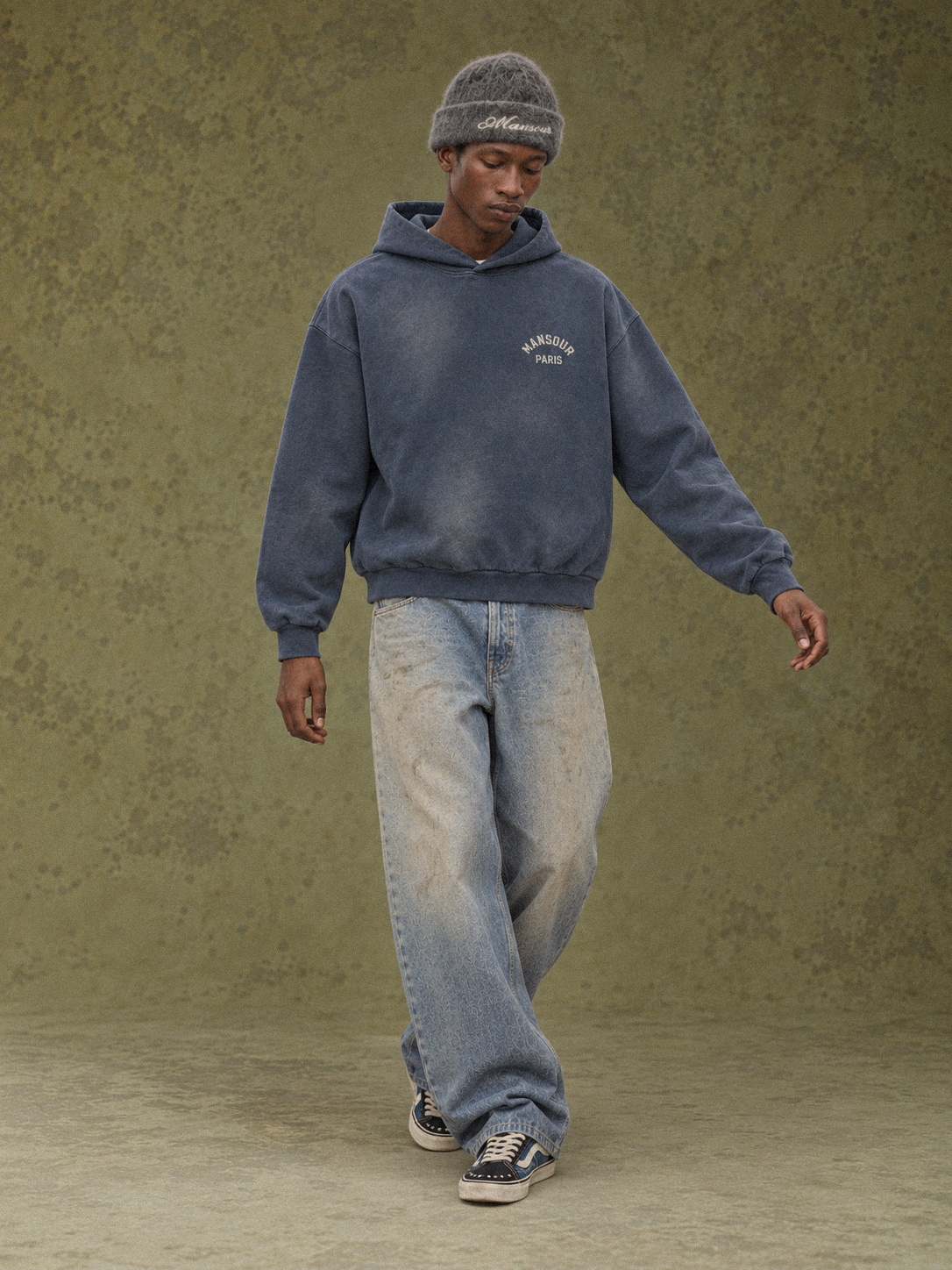 Sprayed Hoodie Blue von Art. Department, am Model