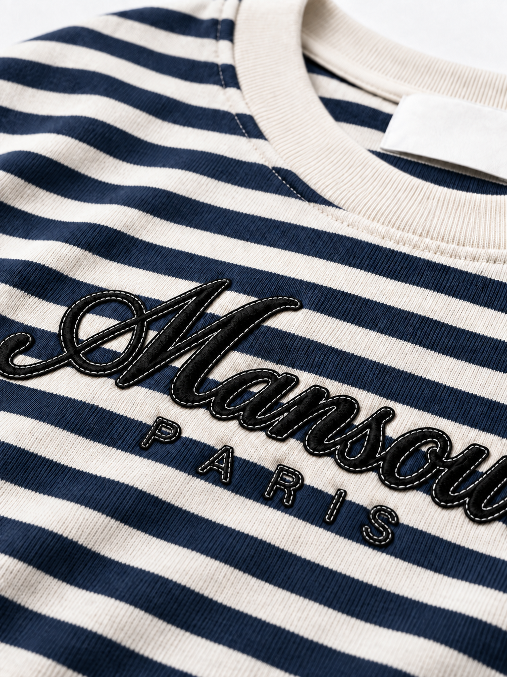 Striped Script Longsleeve Navy d'Art. Department, détail du logo