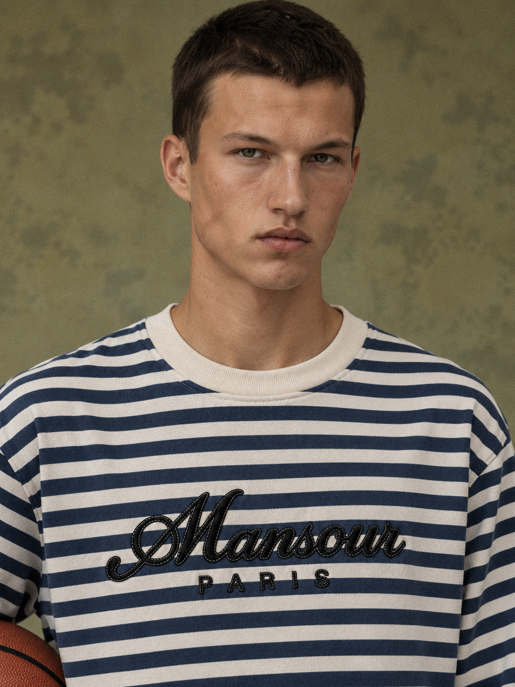 Striped Script Longsleeve Navy d'Art. Department, porté par un mannequin, gros plan