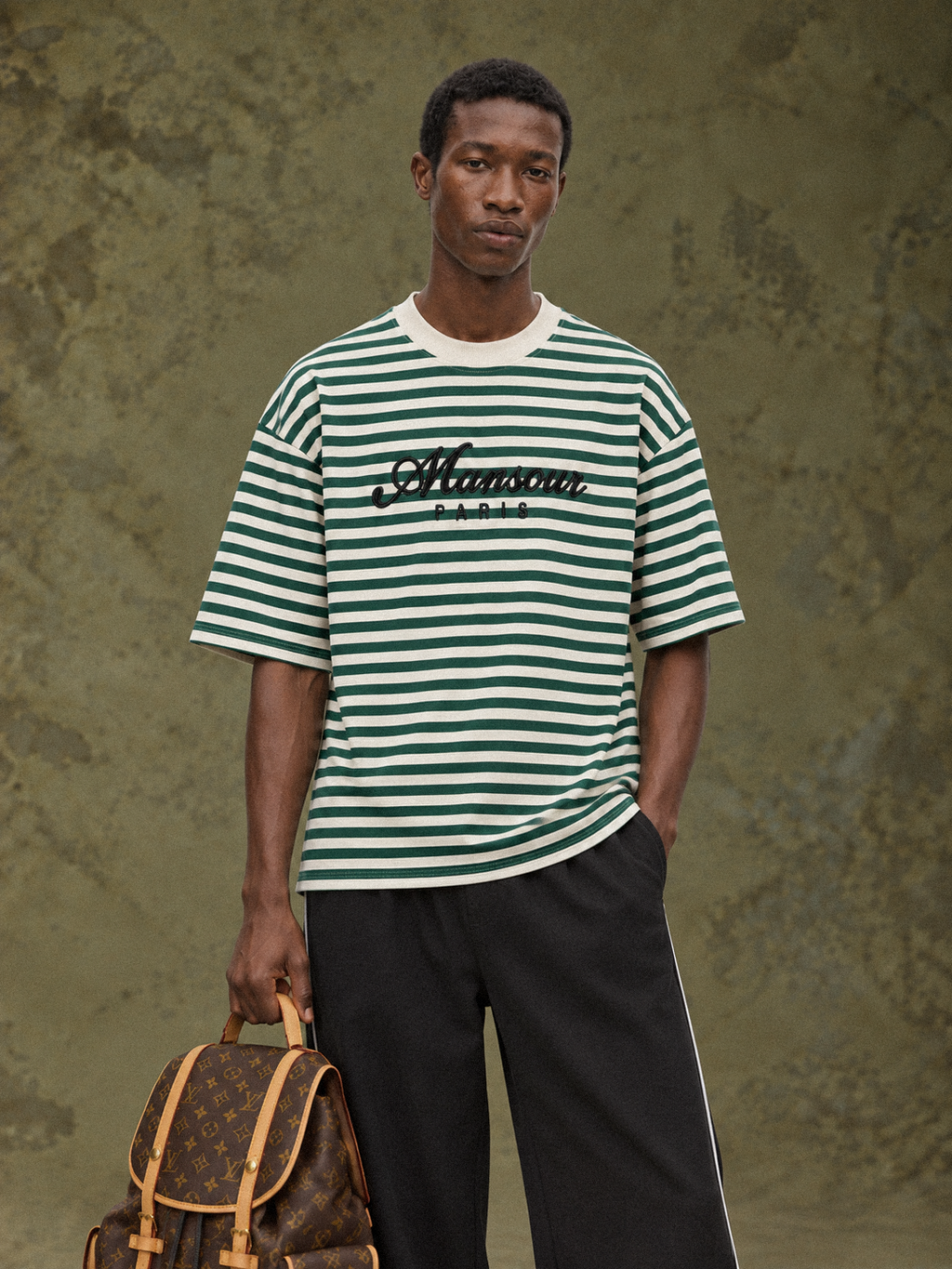 Striped Script T-shirt Green von Art. Department, am Model, Nahaufnahme